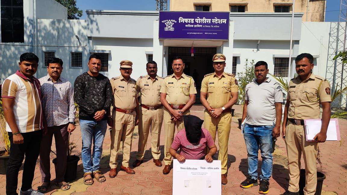 निफाड ला भर रस्त्यावर चोरी करणार्‍या टोळी ना निफाड पोलिसांनी ताबडतोब ताब्यात घेतले