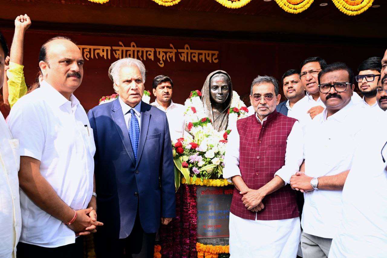 *ज्येष्ठ विचारवंत, अर्थतज्ज्ञ डॉ. सुखदेव थोरात यांचा ‘महात्मा फुले समता’ पुरस्काराने गौरव*