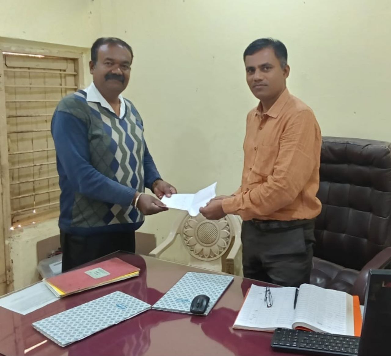 वीजेच्या समस्या सोडविण्याची मागणी; चांदवड तालुक्यातील विजप्रश्नी महावितरणच्या अभियंत्यांना निवेदन