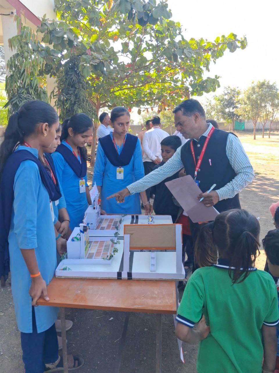 ६९ वैज्ञानिक प्रतिकृती व २३ विज्ञान रांगोळ्यांची मांडणी; मंगरूळ विद्यालयात विज्ञान प्रदर्शन व विज्ञान रांगोळी प्रदर्शन