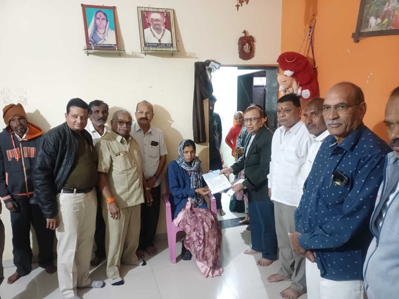 वीर जवान किशोर ठोके यांच्या पत्नीस देवळा येथील पतसंस्थेकडून ५० हजारांची मदत