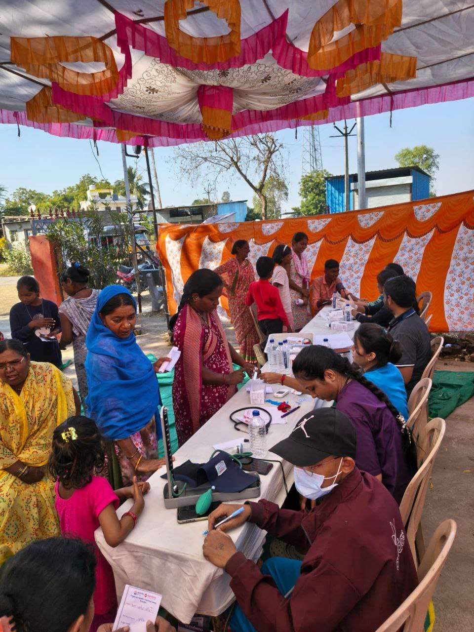 300 मुलांची  आरोग्य  तपासणी