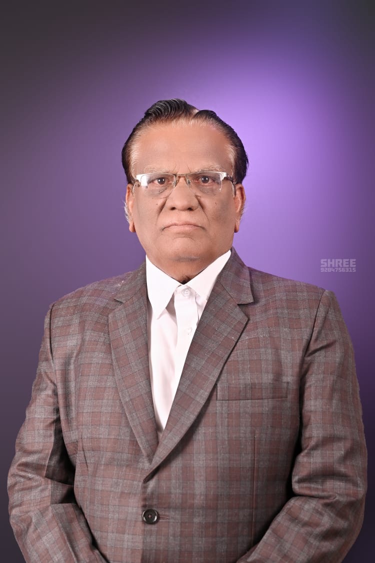 श्री चम्पक पारस गुरु सेवा समिती चातुर्मास कमिटी चे अध्यक्ष शांतीलालजी अलीझाड आणि प्रचारमंत्री अनिलजी नहार व राजनजी लोढा