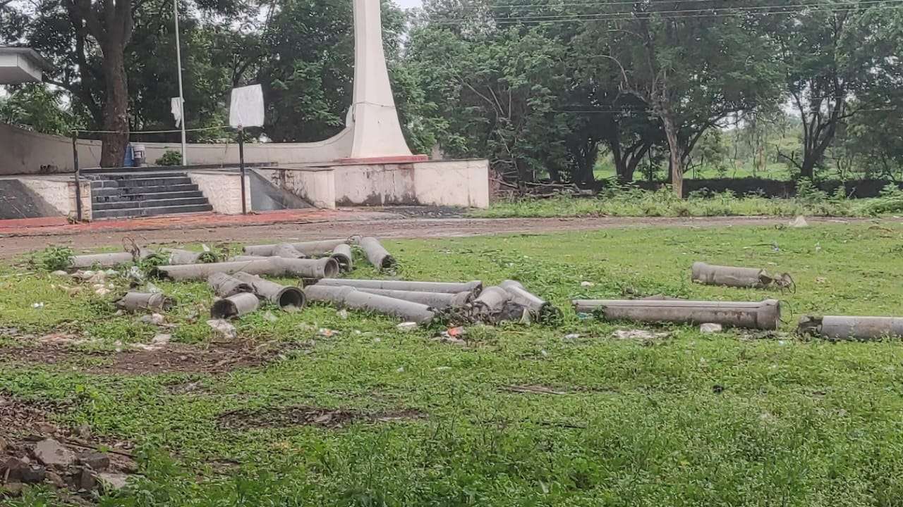 हुतात्मा स्मारकाचे काम रखडले गुत्तेदारावर प्रशासन मेहरबान; नागरिकांचा संताप, आंदोलनाचा इशारा