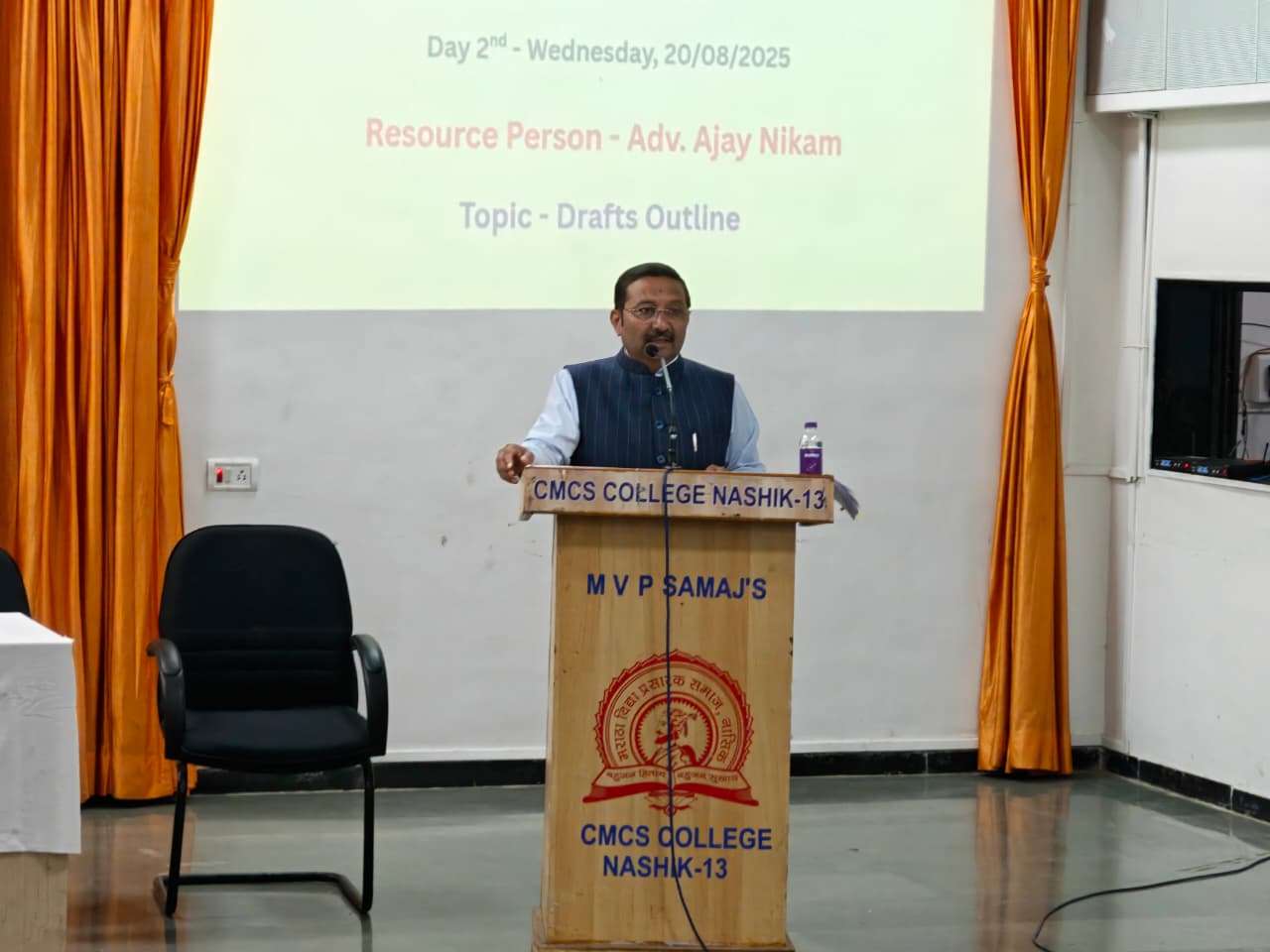 “सात दिवसीय व्याख्यानमालेत ‘मसुदा लेखन व बाह्यरेखा’ विषयावर अजय निकम यांचे सविस्तर विवेचन”