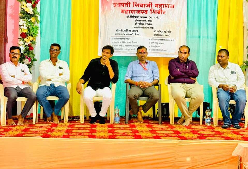 शेतकऱ्यांशी संवाद करण्यासाठी अप्पर जिल्हाधिकारी हरिष धार्मिक पाडळशिगीत येताच शेतकरी समाधानी.